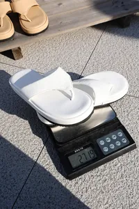 Detalle que muestra el peso de las sandalias de plataforma blancas de unos 271 g.