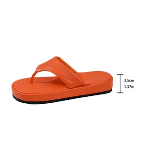 Detalle que muestra la altura de plataforma de 3,5 cm en sandalias naranjas para mujer