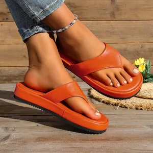 Sandalias de dedo con plataforma naranja para mujer con un cómodo tacón de altura media