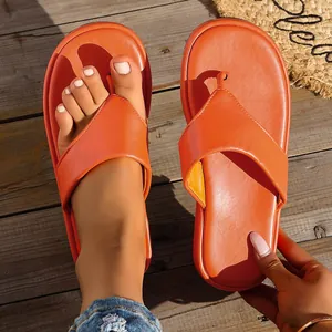 Elegantes chanclas de plataforma naranja brillante con suela gruesa y de polipiel.