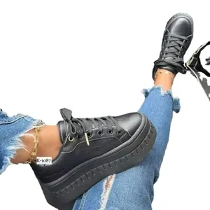 Trendige schwarze Damen Plateau Sneaker mit dicker Sohle und Schnürverschluss Design