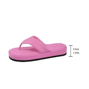 Detalle del perfil lateral de chanclas rosas con plataforma y una altura de 3,5 cm