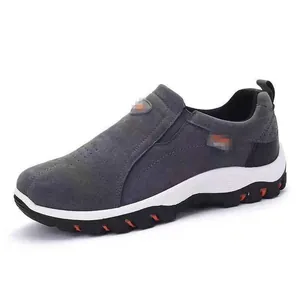 Seitenansicht graue Herren-Outdoor-Slipper mit strapazierfähiger, profilierter Außensohle