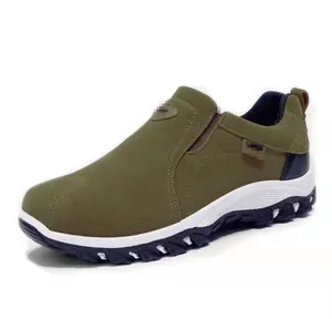 Seitenansicht des olivgrünen Herren-Slippers, Outdoor-Freizeitschuh mit weißer Sohle