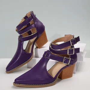 Vue détaillée de bottines romaines violettes à bout pointu et talons blocs avec boucles.