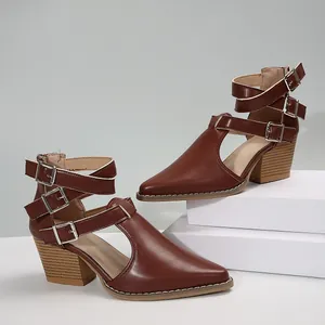 Bottines vintage marron à bout pointu avec plusieurs brides à boucles et talons carrés