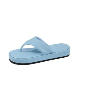 Chanclas de plataforma azul claro para mujer con un diseño minimalista de punta redonda