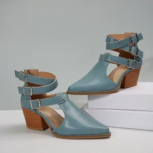 Vue détaillée de bottines vintage bleues avec brides à boucles et talons carrés en bois