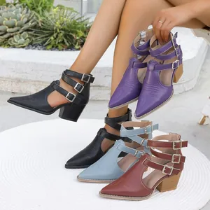Différentes couleurs de bottines vintage à bout pointu avec brides à boucles et talons