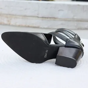 Vue macro détaillée montrant le talon épais noir et la semelle des bottes romaines à boucles