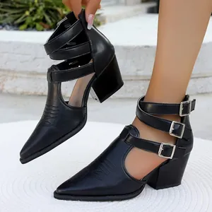 Vue détaillée de bottines noires pointues avec trois boucles en métal et talon épais