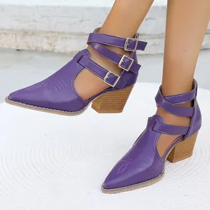 Gros plan détaillé de bottines violettes à bouts pointus avec boucles et talons