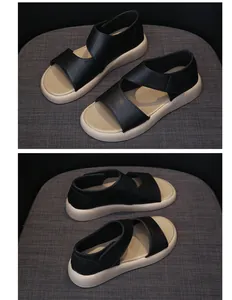 Vista detallada de sandalias de plataforma negras para mujer con suelas blandas y velcro
