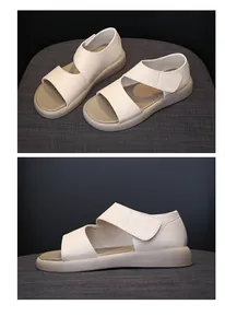 Vista detallada de sandalias blancas con plataforma, suelas blandas y correas de velcro.