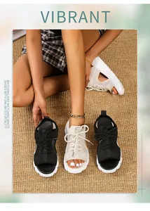 Nahaufnahme der Fly-Knit-Textur von Peeptoe-Sandalen in Schwarz und Beige Tönen