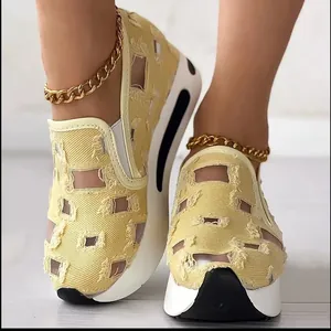 Primer plano de zapatillas con plataforma de malla amarilla para mujer
