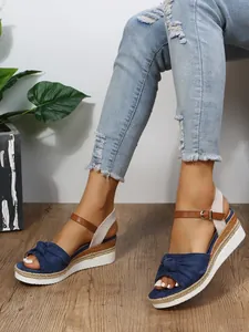 Dettaglio sandali con zeppa da donna con fiocco in pelle scamosciata blu e suola in corda