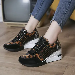 Elegantes zapatillas de cuña con estampado de leopardo y suela blanca gruesa para mujer