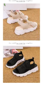 Nahaufnahme von modischen Strick-Plateau-Sandalen mit Peeptoe- und Schnürdesign