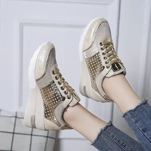 Elegantes zapatillas de cuña con malla dorada para mujer, vista detallada puestas en pies.