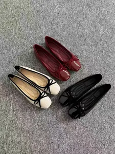 Ballerine francesi a punta quadrata con fiocco nei colori rosso, crema e nero