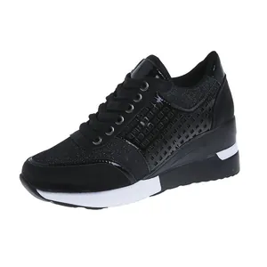 Zapatillas de cuña negras para mujer con paneles calados por láser y suela de plataforma