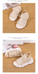 Nahaufnahme beiger Fly-Knit-Sandalen mit dicken weißen Sohlen und Schnürverschluss-Design