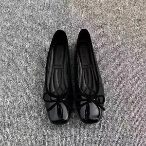 Eleganti ballerine in vernice nera a punta quadrata con delicato dettaglio a fiocco