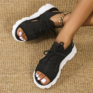 Primer plano de sandalias con plataforma de punto transpirable negro con cordones