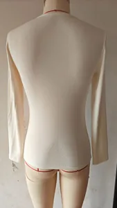 Vista posteriore di una t-shirt a maniche lunghe in maglia a coste beige slim da donna
