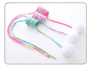 Jouet interactif à ressort en peluche arc-en-ciel pour chat avec pompons blancs doux