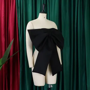 Dettaglio di un top a fascia con fiocco nero sexy da donna su manichino professionale