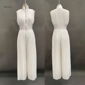 Detaillierte Vorder- und Rückansicht eines eleganten weißen ärmellosen Plissee-Jumpsuits