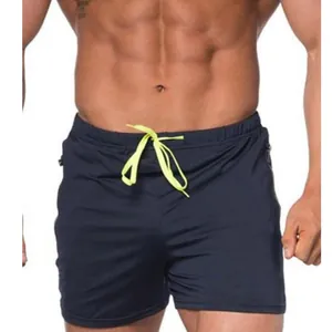 Vista detallada de pantalones cortos deportivos para hombre con cordón amarillo neón.