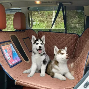 Vue détaillée de la housse de siège auto marron imperméable avec deux chiots husky dans l'auto