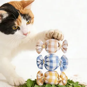 Detailansicht von katzenminze-spielzeug in bonbonform mit katze beim spielen