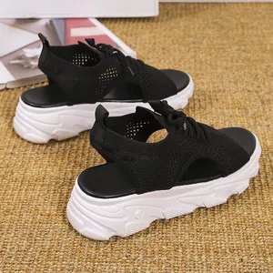 Vista trasera de sandalias de plataforma de punto negro con suela blanca y cordones