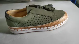 Detailansicht der olivgrünen Damen-Slipper mit Quasten und Korksohle.