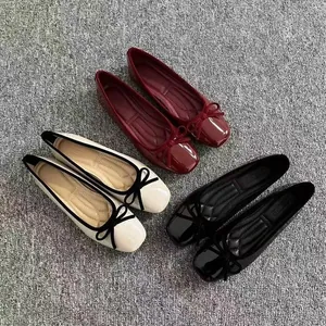 Ballerine piatte stile francese a punta quadrata con fiocchi in tre colori eleganti.