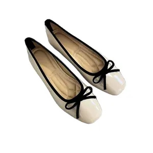 Classiche ballerine francesi color crema a punta quadra con eleganti fiocchi neri decorativi