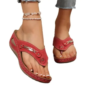 Sandales compensées rouges pour femmes avec découpes laser et boucle métal