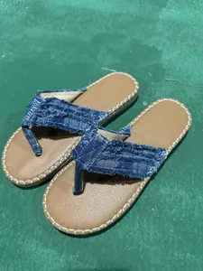 Detailansicht stilvoller Damen-Jeans-Flip-Flops mit ausgefransten Kanten und Nähten