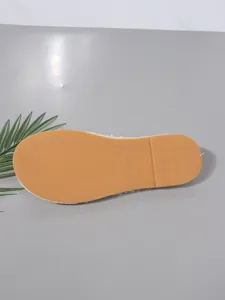 Detailansicht der rutschfesten Gummisohle für modische Damen-Espadrille-Sandalen