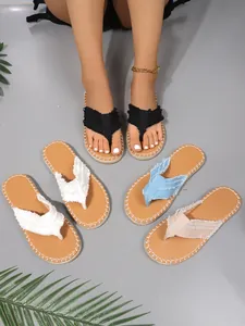Modische Damen-Flip-Flops mit ausgefransten Riemen und dekorativen Nahtdetails.
