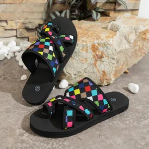 Bunte Regenbogen-Karo-Sandalen aus Mesh mit weicher, rutschfester Sohle für den Strand