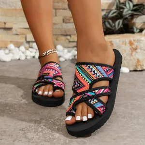 Detailansicht von Damen Zehenring-Sandalen mit buntem Ethno-Muster und Kreuzriemen.