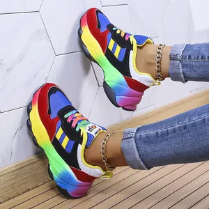 Dettaglio di sneakers chunky arcobaleno con suole platform colorate a gradiente