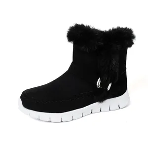 Vue latérale de bottines d'hiver noires pour femmes avec fausse fourrure et polaire
