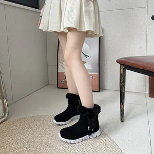 Vue détaillée de bottes d'hiver noires pour femmes avec bordure en fausse fourrure.