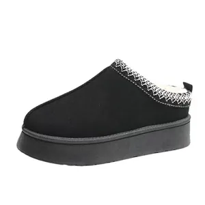 Seitenansicht der schwarzen Plateau-Schneestiefel-Hausschuhe für Damen mit Pelzfutter